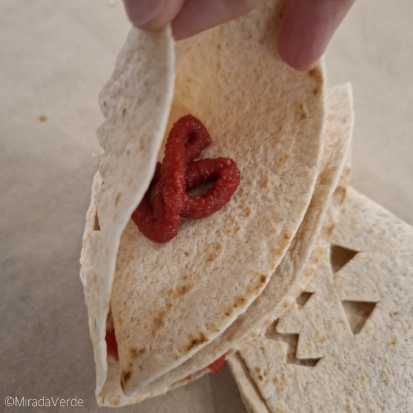 Vegetarische Halloween Quesadilla Tomatenmark