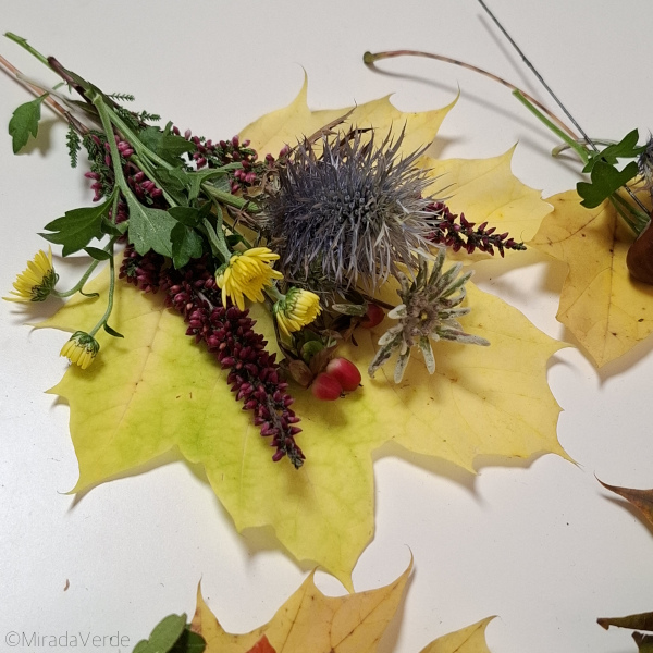 Herbstblätterdeko Arrangements