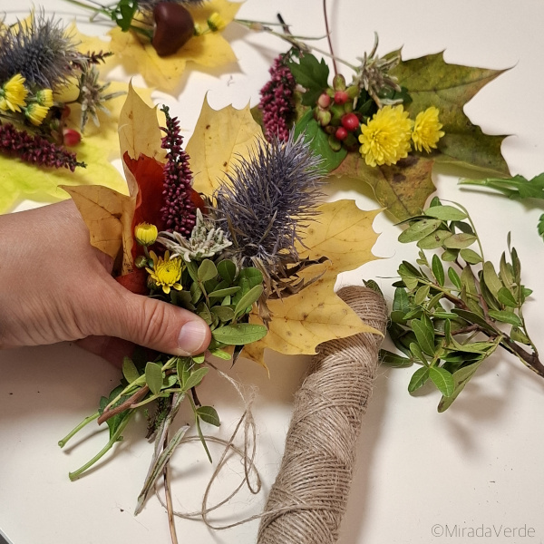 Herbstblätterdeko binden