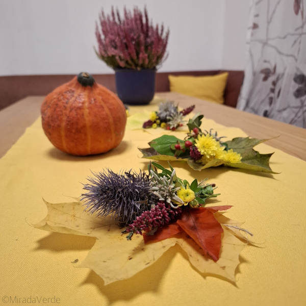 Herbstblätterdeko Kürbis Erika Tisch