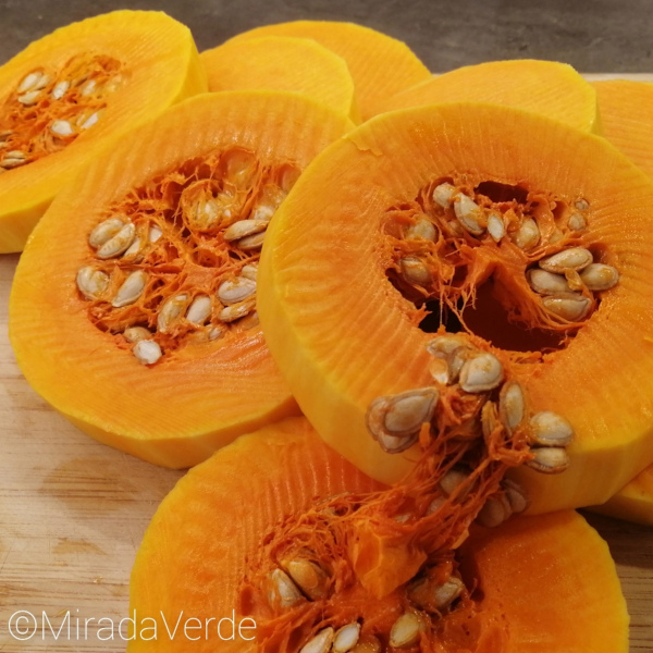Kürbis geschnitten mit Kernen