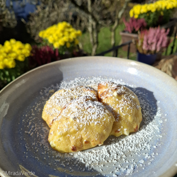 Apfel Cottage Cheese Pancake aus dem Airfryer gezuckert und serviert