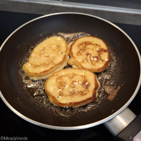 Apfel Cottage Cheese Pancakes in der Pfanne ausbacken