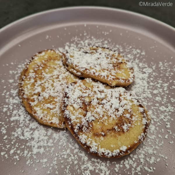 Apfel Cottage Cheese Pancake aus der Pfanne bezuckert angerichtet