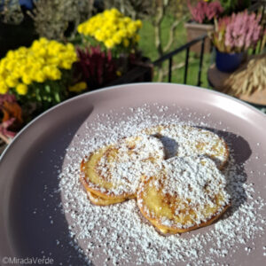 Apfel Cottage Cheese Pancake aus der Pfanne bezuckert serviert