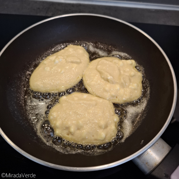Apfel Cottage Cheese Pancake in der Pfanne