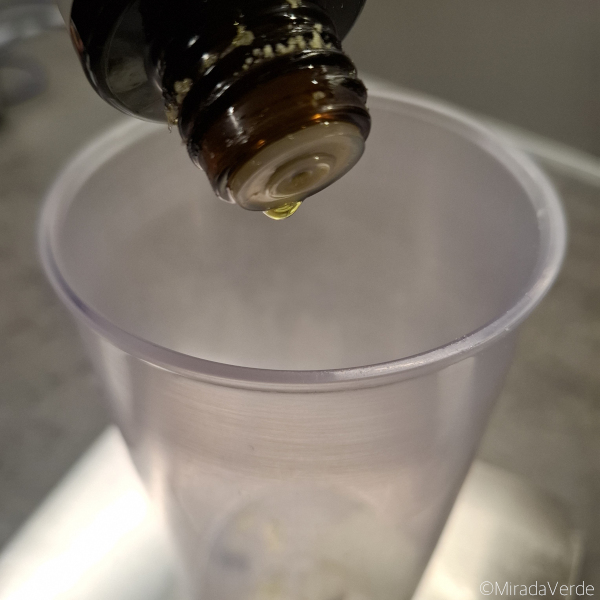 Öl in Mixbecher tropfen