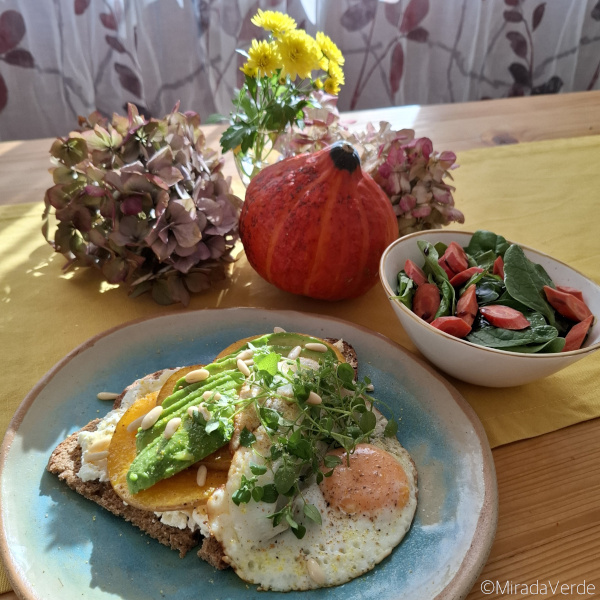 Topfenbrot mit geröstetem Butternusskürbis, Avocado, Pinienkerne und Spiegelei und Vogelmiere