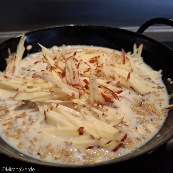 Apfel in Müsli kochen
