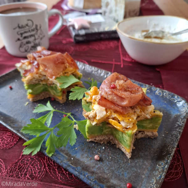 Weihnachtliches Sternenfrühstück. Avocado Toastie