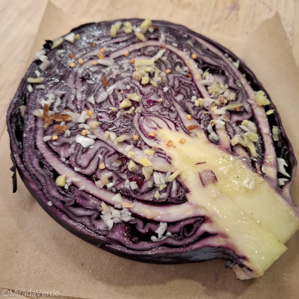 Blaukrautsteak mit Knoblauch, Ingwer, Chili Öl bestrichen