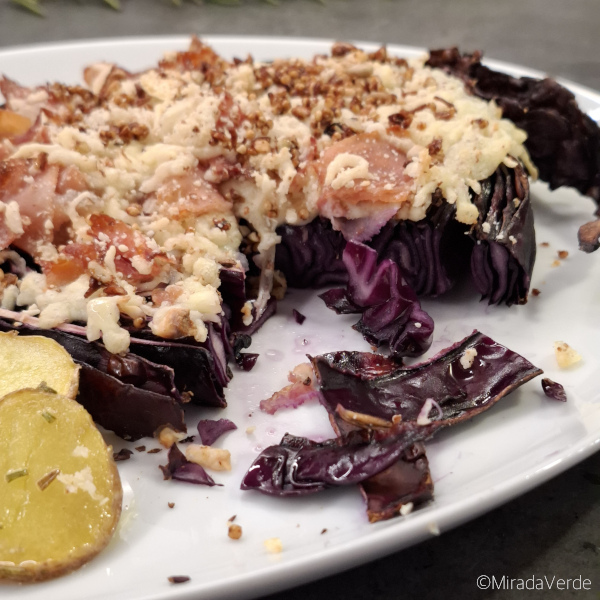 Blaukrautsteak mit Prosciutto und Käse überbacken