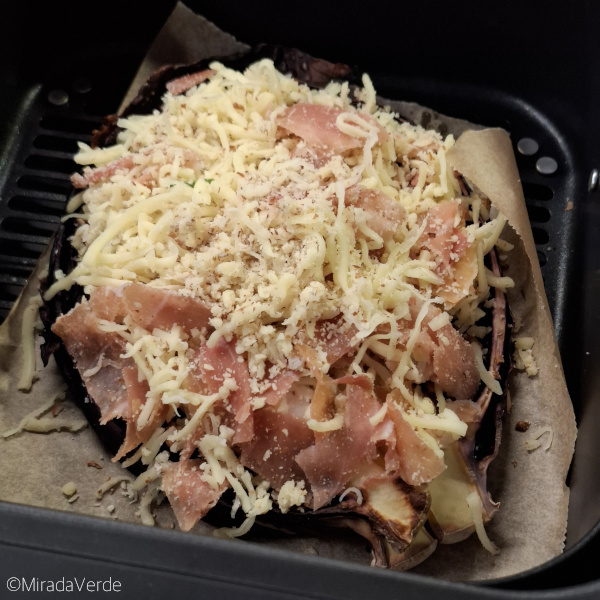 Blaukrautsteak mit Prosciutto und Käse überbacken