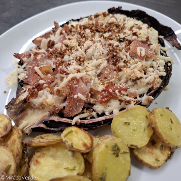 Blaukrautsteak mit Prosciutto und Käse überbacken, Rosmarinkartoffeln