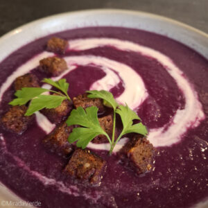 Blaukrautsuppe mit Gewürzcroutons