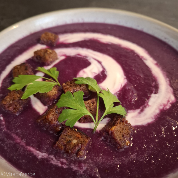 Blaukrautsuppe mit Gewürzcroutons