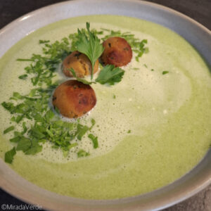 Brokkoli Tofu Suppe mit Falafel und Petersilie
