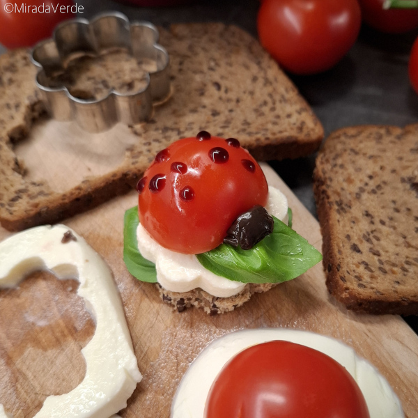 Glückskäfer aus Brot, Mozzarella; Tomaten, Basilikum