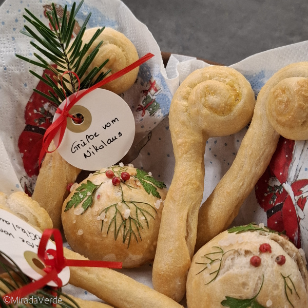 Nikolausstäbe und Weihnachtliche Brote Brotkorb
