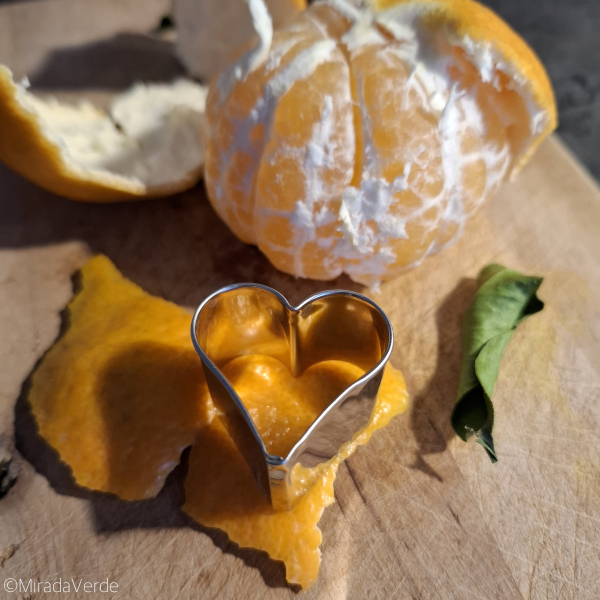 Herz aus Clementinenschale ausstechen