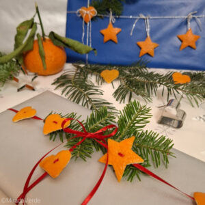 Geschenkeverpackung mit Clementinenschale. Sterne, Herzen