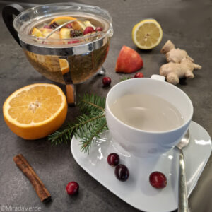 Früchte Gewürztee mit Tannennadeln