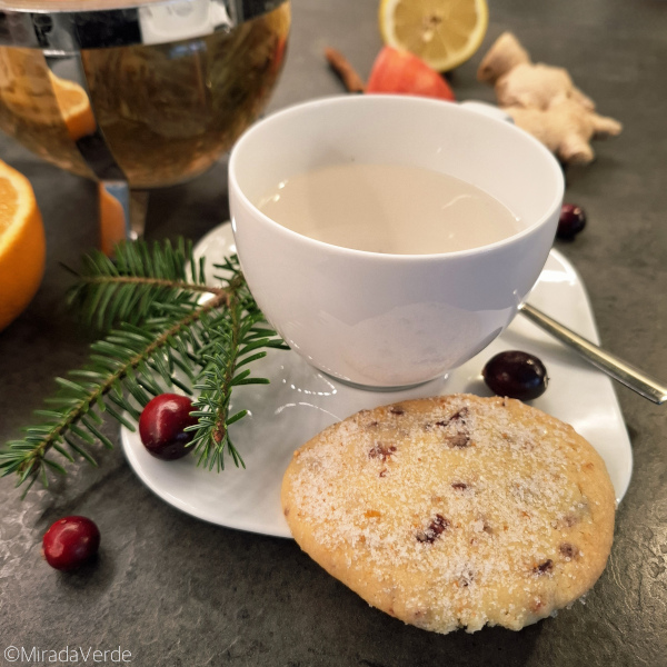 Früchte Gewürztee mit Tannennadeln und Orangen-Cranberry Cookie