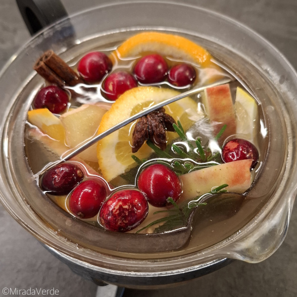 Früchte Gewürztee mit Tannennadeln