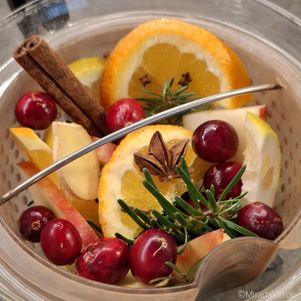 Früchte Gewürztee mit Tannennadeln