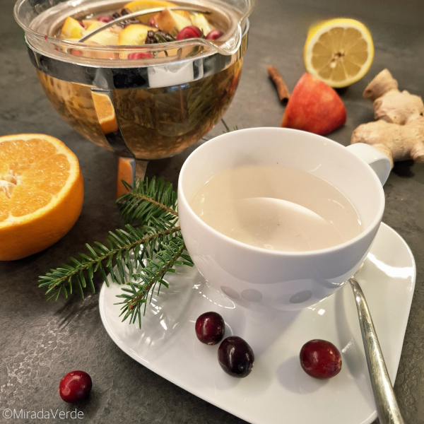 Früchte Gewürztee mit Tannennadeln