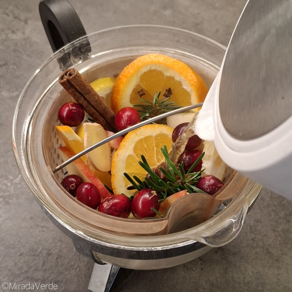Früchte Gewürztee mit Tannennadeln übergießen