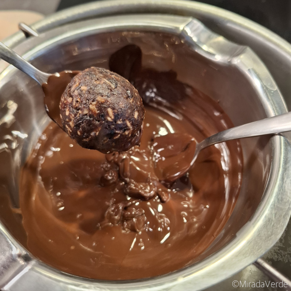 Energyball schokolieren