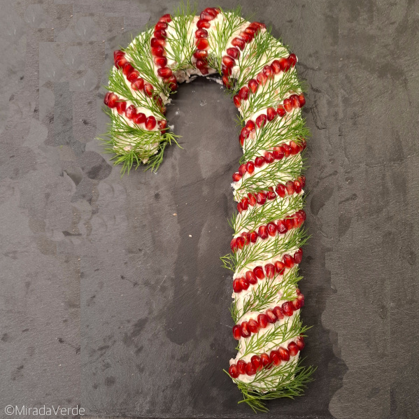 Pikante Frischkäse Lachs Zuckerstange mit Granatapfel und Dill dekoriert