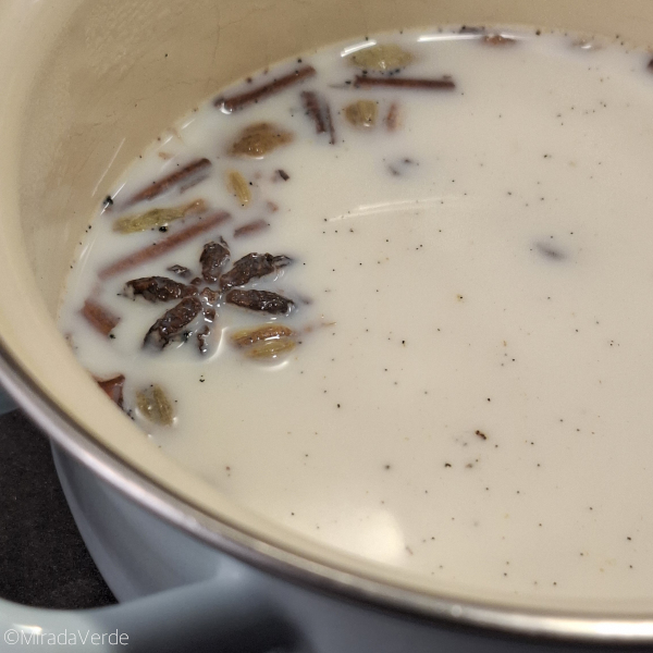 Gewürze Zimt Vanille Sternanis Kardamom in Milch