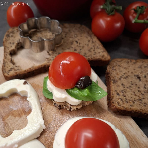 Brot, Mozzarella; Tomaten, Basilikum