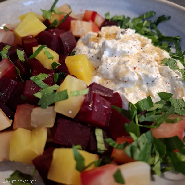 Geschlagener Feta mit Roter Rübe, Goldrübe, Chioggiarübe