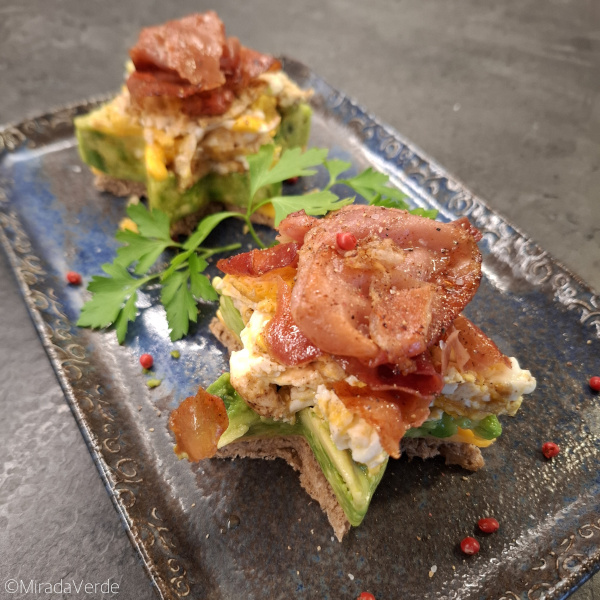 Weihnachtliches Sternenfrühstück. Avocado Toastie