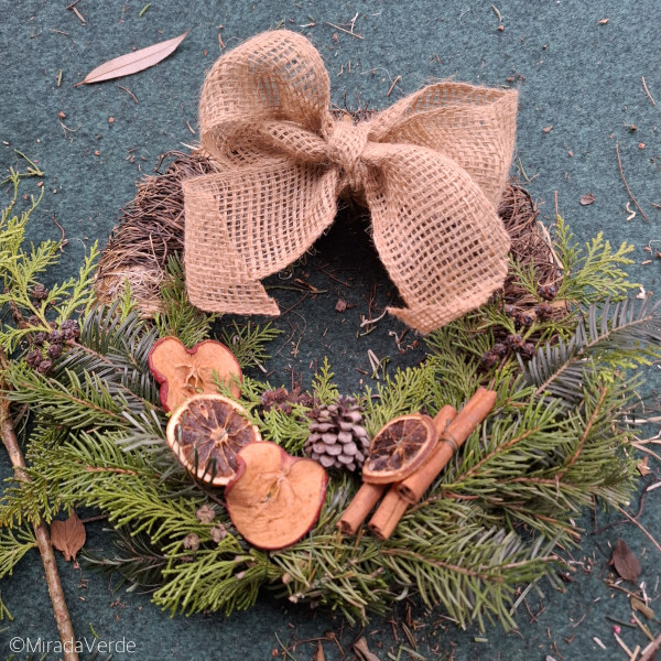 Türkranz. Rebenkranz Fichte, Tanne, Zeder, Apfel, Orange, Zimt, Juteschleife