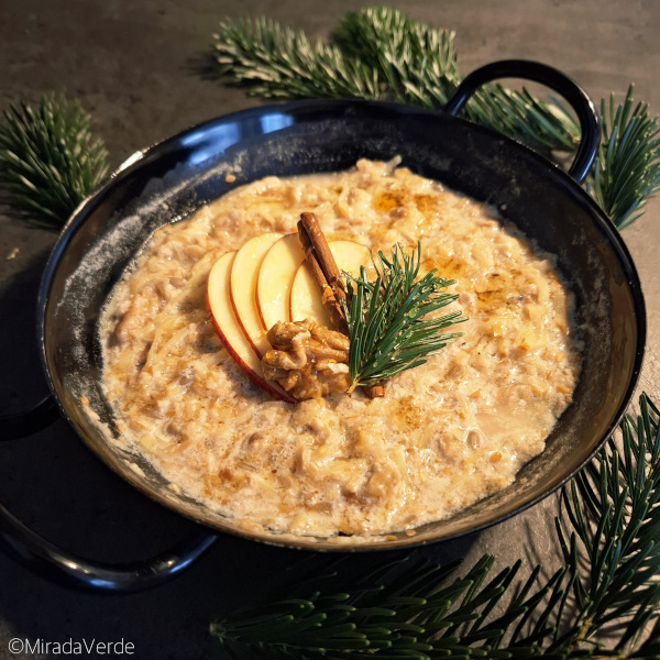 Weihnachtliches Müsli mit Apfel und Gewürzen