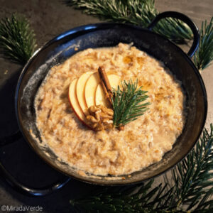 Weihnachtliches Müsli mit Apfel und Gewürzen