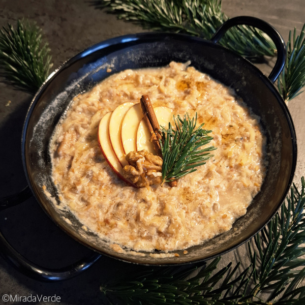 Weihnachtliches Müsli mit Apfel und Gewürzen