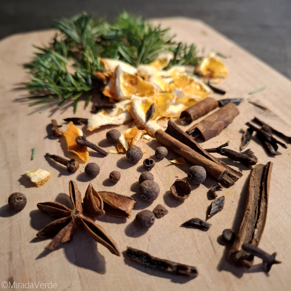 Zimt, Nelken, Piment, Sternanis, Vanille, Orangen, Tanne