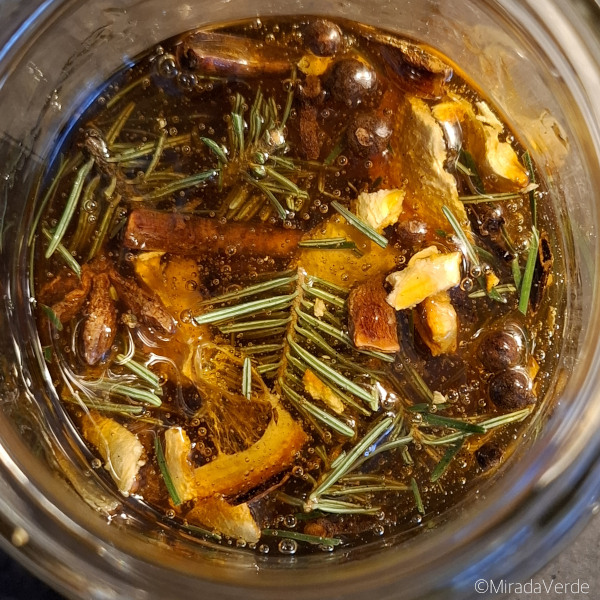 Zimt, Nelken, Piment, Sternanis, Vanille, Orangen, Tanne in Honig