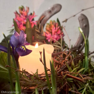 Imbolc Blumenschmuck Iris Schneeglöckchen Kerze Hufeisen Birke Rosmarin