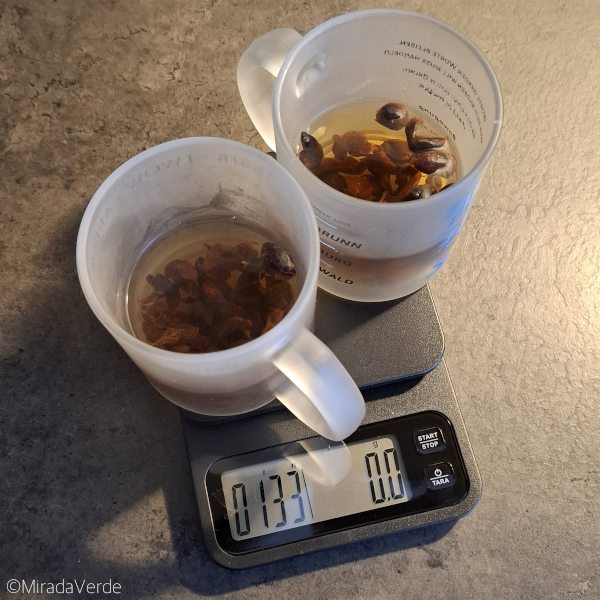 Kaffeekirschentee ziehen lassen