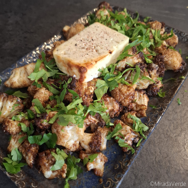 Harissa Karfiolröschen mit gebackenen Feta