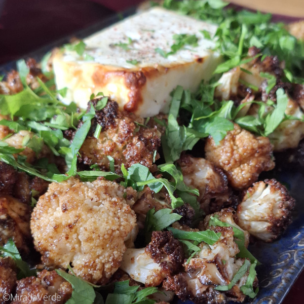 Harissa Karfiolröschen mit gebackenen Feta