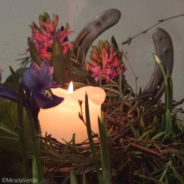 Kerze Licht Imbolc Blumenschmuck Hufeisen