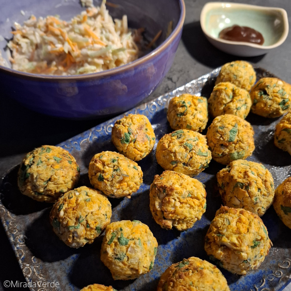 Kichererbsen Karotten Bällchen mit Salat