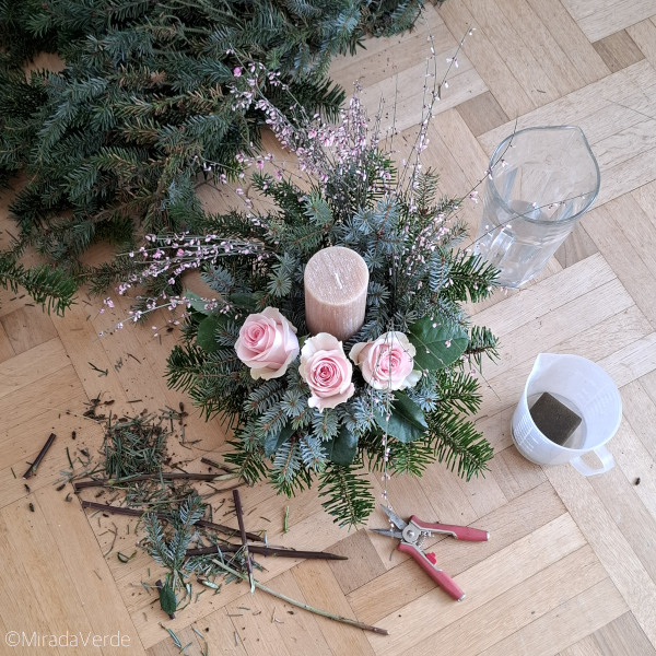 Zirbenkerzengesteck mit Rosen, Ginster und Tanne